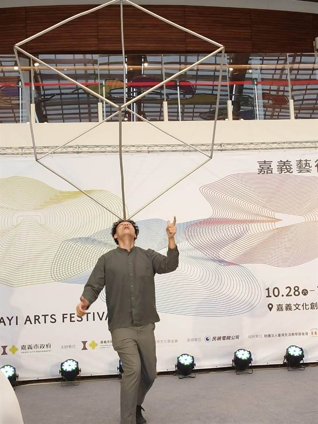 2023嘉義藝術節策展人黃子溢精采表演。（廖素慧攝）