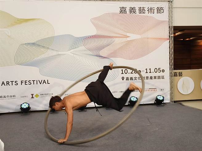 2023嘉義藝術節表演團隊今天記者會上精湛演出。（廖素慧攝）