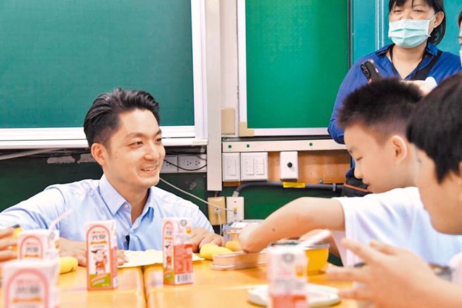 今年北市營養午餐隨物價調漲。圖為台北市長蔣萬安(左)日前視察國小學生營養午餐供應情形。（圖／取自蔣萬安臉書）
