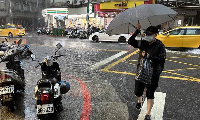 因极端气候影响，台北市部分区域时常因午后雷阵雨造成积水情况。对此台北市长蒋万安于市政会议中拍板，将花费约65亿预算进行治水工程，希望在2028年前将现有每小时78.8毫米排水量提升至88.8毫米，以降低积水情况发生。（本报资料照片）