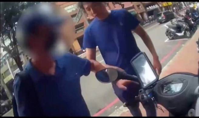 警方发现田男身影立即上前将人逮捕。（黄仲瑜翻摄）