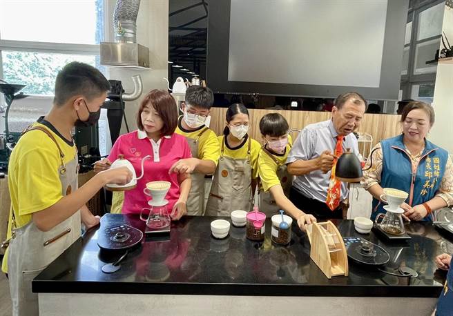 国姓国中重启「黑钻计画」3个月，18日学生们冲煮他们自己烘焙的咖啡，让嘉宾见证学习成果。（杨静茹摄）