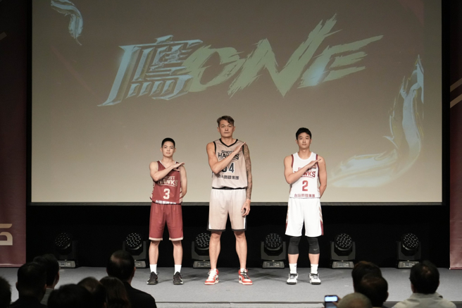 台南台鋼獵鷹公布新賽季球衣設計。（台南台鋼獵鷹提供）