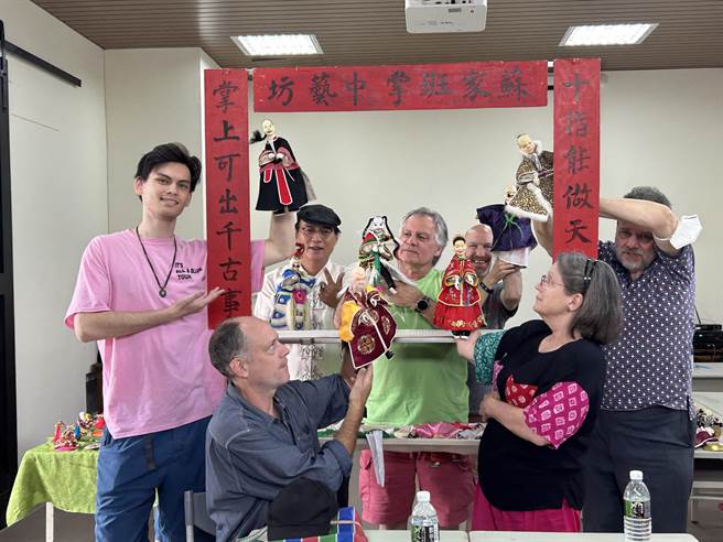 屏東潮州鎮創團逾一甲子的「明興閣掌中劇團」，以製偶帽、操偶守護文化產業的精神，連美國西北木偶中心館長Dmitri Carter（左二）也敬佩，近日特別邀5名偶戲界前輩組團參訪。（謝佳潾攝）