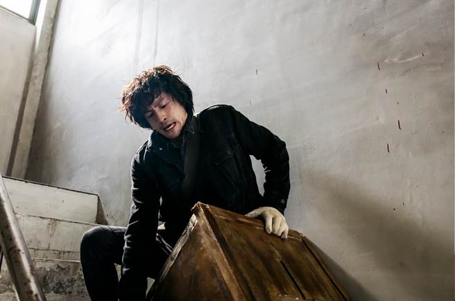 福地祐介戲中帶回去的講桌和《阿莉芙》同一個。（凱渥提供）