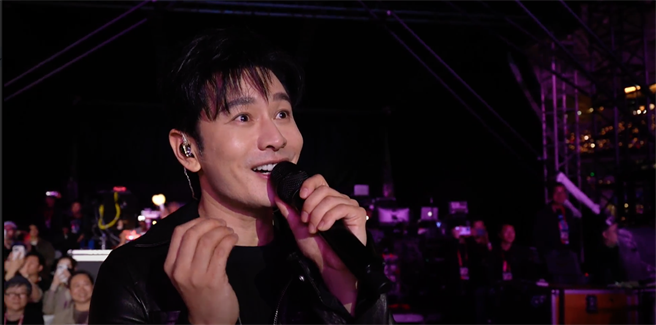 黃曉明現身周杰倫上海場演唱會，2人開心對唱。（杰威爾提供）