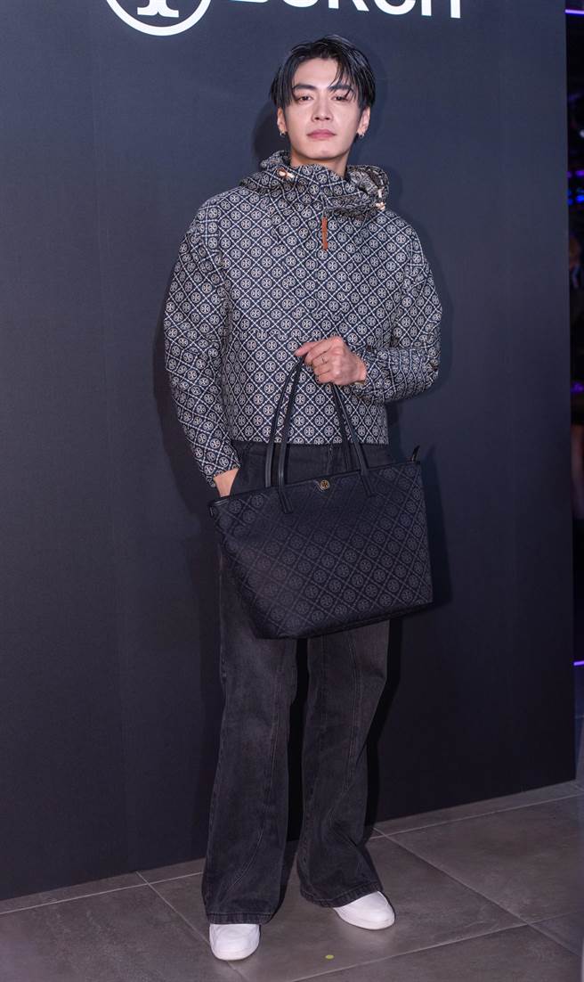 宋柏緯現身Tory Burch  T Monogram Black After Dark Party派對，力推手上的  T Monogram Black系列托特包當伴手禮。（吳松翰攝）