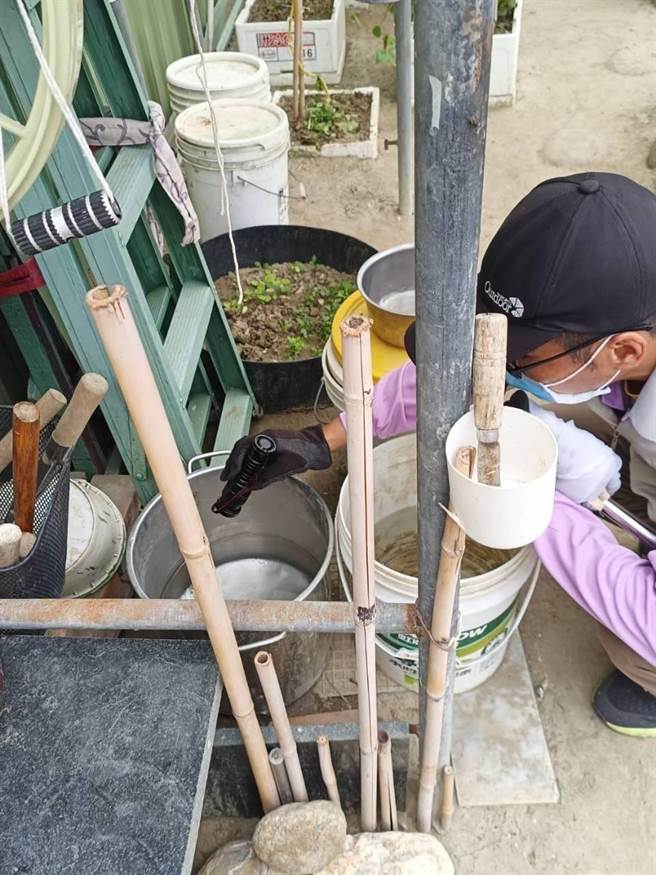 台南本土登革熱18日新增198例，雖疫情降溫，但防疫人員不敢鬆懈，持續巡查有無孳生源。（台南市衛生局提供／曹婷婷台南傳真）