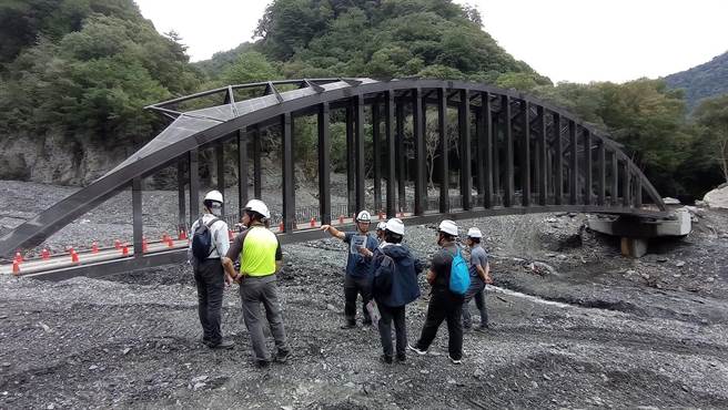 卡努风灾重创奥万大国家森林游乐区，歷经2个多月抢修，园区清水溪桥遭覆盖土石已清除，专家会勘苦思如何恢復清水溪桥往日美景。（林业保育署南投分署提供／杨静茹南投传真）