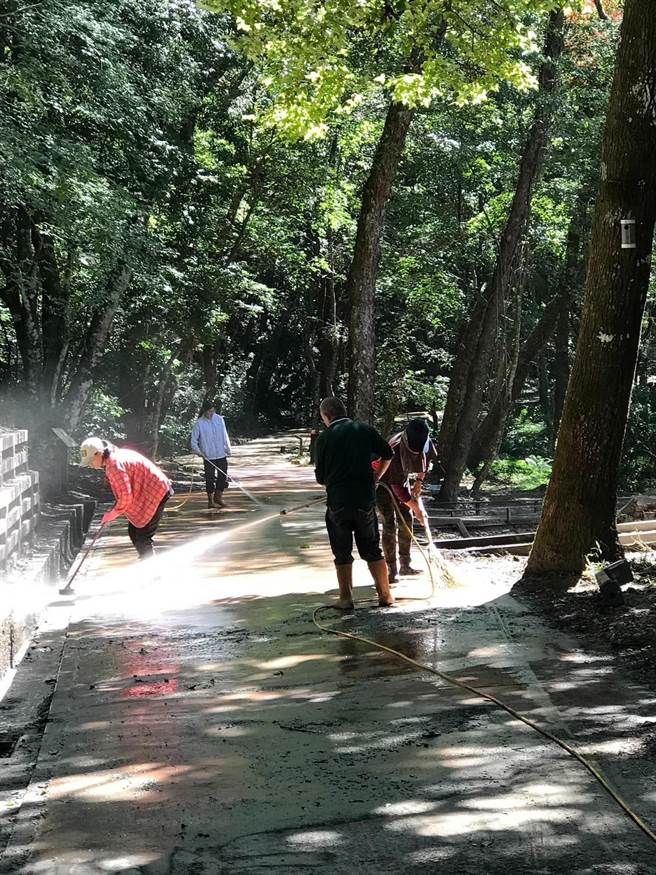 奥万大国家森林游乐区休园期间，员工忙着清运土石、清洗步道、粉刷饭店墙壁、打扫环境卫生等，为11月1日即将试营运做准备。（林业保育署南投分署提供／杨静茹南投传真）