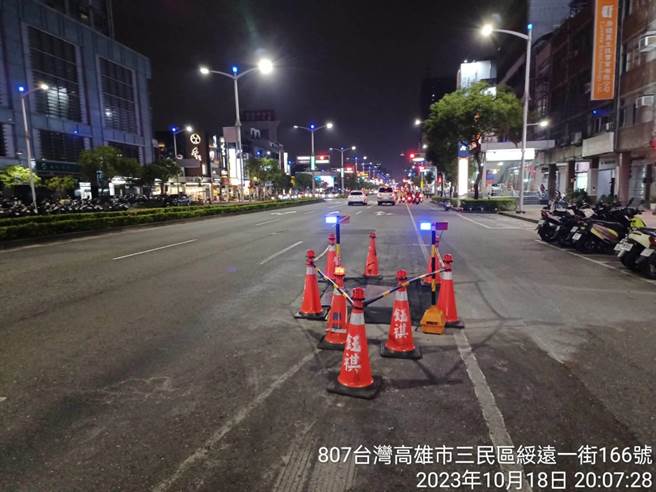 18日有民眾在網路社群中分享高雄博愛一路一處道路破損處，上午才處理下午就出現破損。高市工務局道工處表示說，施工廠商未確實施作，將依合約規定記點扣罰。（工務局提供／任義宇高雄傳真）