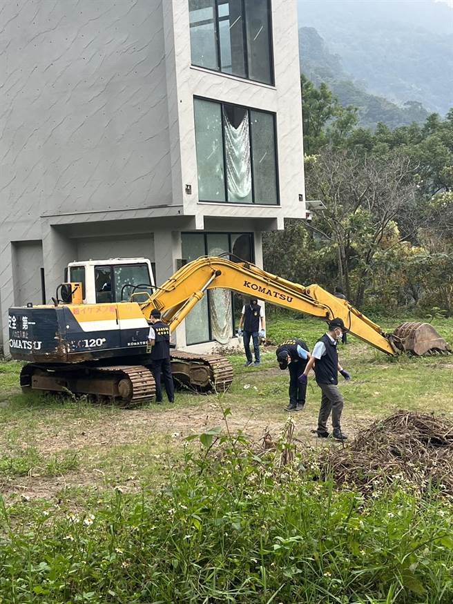 苗栗县前县议员黄月娥，18日下午发现自家位在泰安乡锦水村龙山部落新建房舍工地，遭人开枪打破施工怪手车窗。（读者提供／谢明俊苗栗传真）