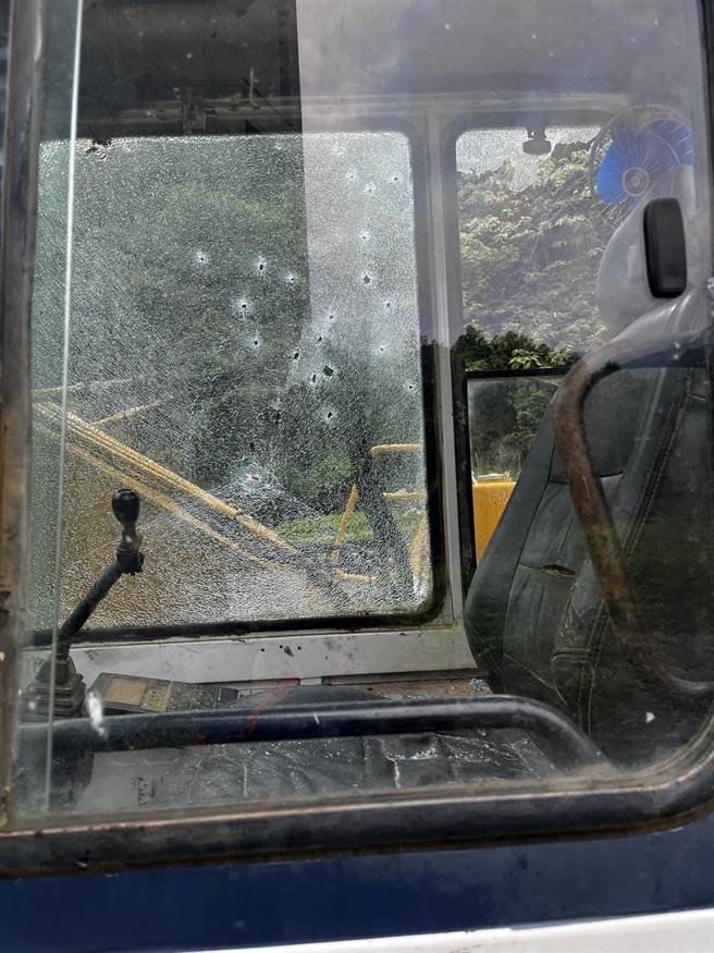 苗栗县前县议员黄月娥，18日下午发现自家位在泰安乡锦水村龙山部落新建房舍工地，遭人开枪打破施工怪手车窗。（读者提供／谢明俊苗栗传真）