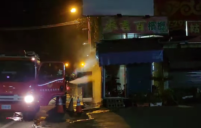 消防隊到達射水搶救。（民眾提供）