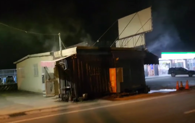 檳榔攤不斷冒出白煙。（民眾提供）