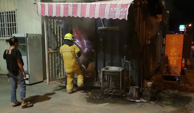 檳榔攤不斷冒出白煙。（民眾提供）