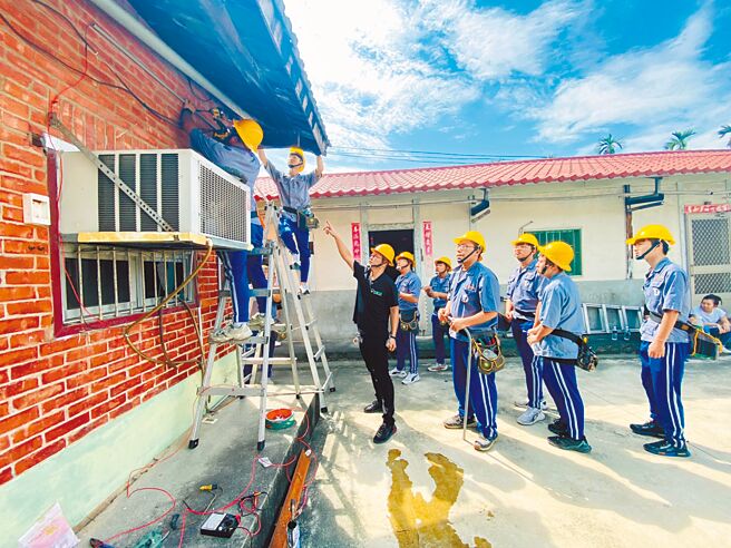 許多人家裡有水電問題時，都會請師傅到場解決。（示意圖／資料照，孫英哲攝）