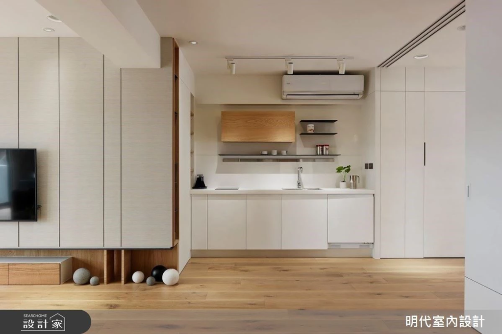 開放式廚房和中島創造出「洄游」動線，用對建材讓風格滿分、實用易清潔！(圖/設計家)