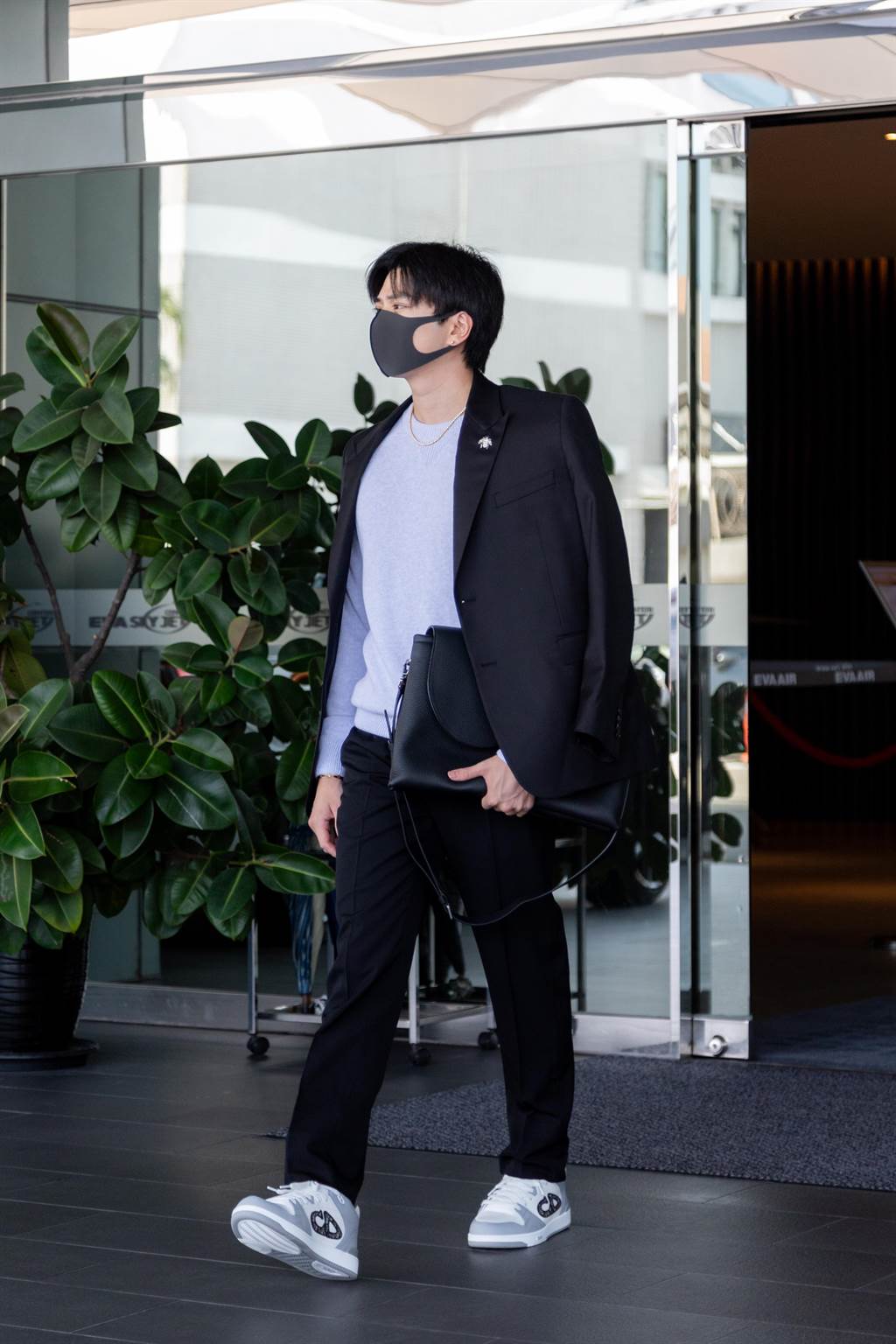 日本男星新田真劍佑驚喜現身台北街頭，一身Dior裝束引人注目。（君子雜誌提供／黃唯淯台北傳真）