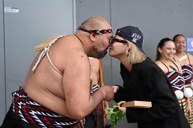 A-Lin日前在紐澳開唱，熱情與毛利人互動。（CK star＆J’s娛樂工廠提供）