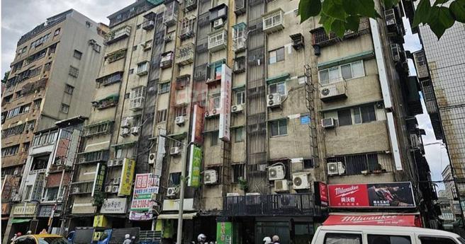 万华分局派出所员警11日逮捕于钻石大楼内开设应召站的主嫌陈明杰，未料陈明杰在作笔录时却供出有员警去他那边白嫖，换取「不抄家」的承诺。（图／翻摄画面）