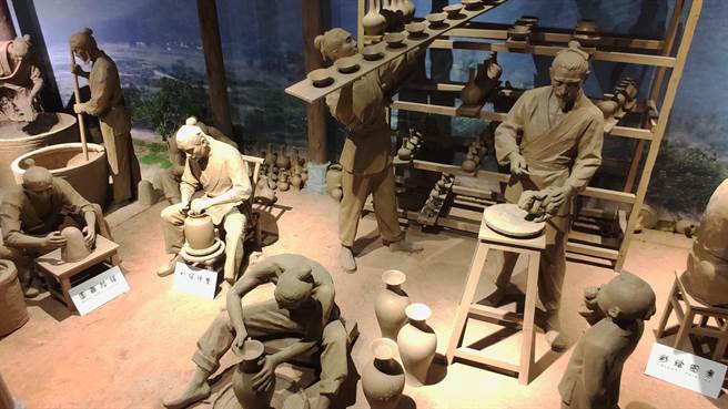 吉州窑博物馆内，描绘烧窑制作的程序画面。（吴泓勋摄）