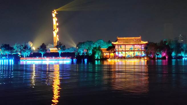 江西吉安市「夢回廬陵」夜間遊河，在兩岸亭台樓閣河道間透過聲光投影與水幕打造出夜景。（吳泓勳攝）