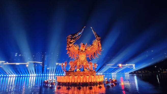 江西吉安市的「夢回廬陵」夜間遊河，行程之一包含震撼的鳳凰機甲水幕秀。（吳泓勳攝）