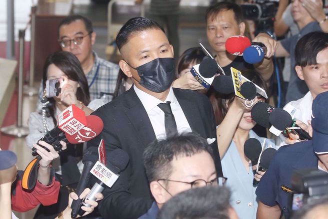 前黑涩会美眉「大牙」（周宜霈）日前指控「黑人」陈建州（见图）11年前对她性骚，陈建州原先提告民事损害赔偿又撤回，后改提刑事加重诽谤告诉。（中时资料库）