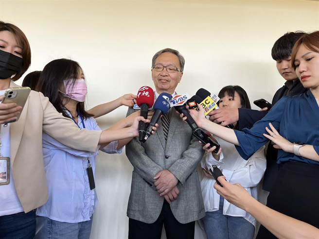 卫福部长薛瑞元今出席卫环委员会前受访表示，现在违规的美猪都是标示不实的问题，未检出莱克多巴胺。合法进来的美猪是否被炒作为莱猪、毒猪，造成台美贸易的障碍，的确有可能，卫福部有时候也会收到AIT的抗议。（林周义摄）