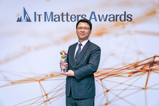 中信銀行榮獲「2023 IT Matters Awards它時代影響力獎」的最佳IT雇主獎，中國信託金融控股公司科技長賈景光出席頒獎典禮並代表受獎。／中信銀行提供
