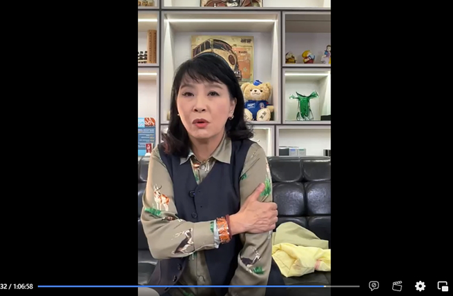 马妞在直播中自曝摔倒。（图／翻摄自马维欣脸书）