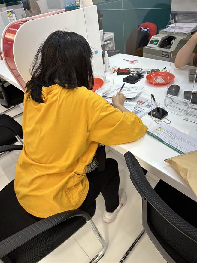 林男公司員工辦理繳納事宜（台北分署提供）