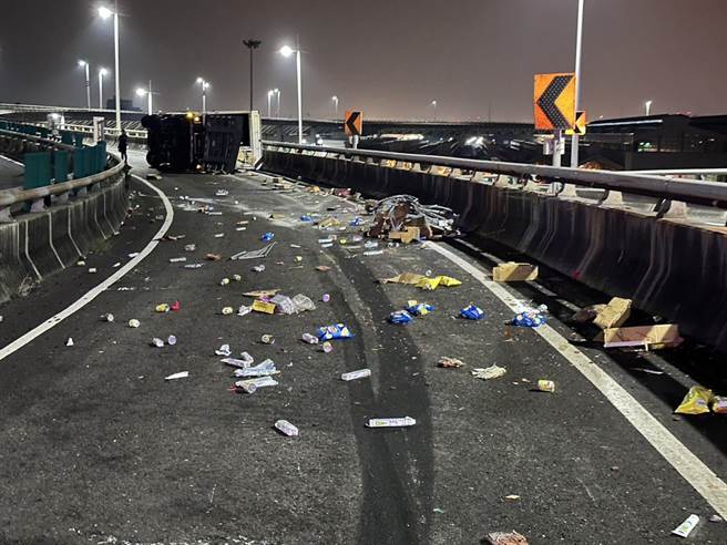 劉男酒後駕駛大貨車還肇事逃逸，遭警方攔查不停，最後在高速公路閘道翻覆，車上貨物翻落滿地，遭警方依公共危險罪逮捕送辦。（警方提供／任義宇高雄傳真）