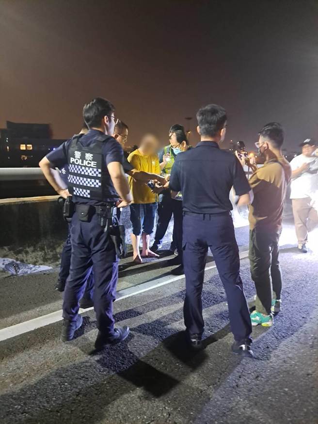 劉男（黃衣）遭逮後供稱，與友人在鳳山區熱炒店喝了7、8瓶啤酒，肇事後心虛逃逸，全案依公共危險移送高雄地檢署偵辦。（警方提供／任義宇高雄傳真）★《中時新聞網》關心您：飲酒過量，有礙健康。酒後不開車，安全有保障！