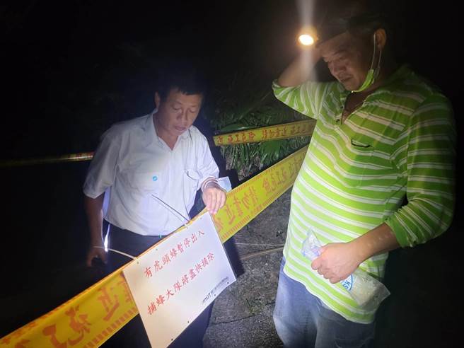 基隆市中正區發現虎頭蜂窩，基隆市政府18日晚上拉起警戒線，19日上午便摘除蜂窩。（翻攝照片／張志康基隆傳真）