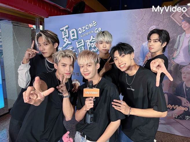 焕钧（左起）、哲言、子翔、祖安、文廷、佳辰抛下偶包互相爆料。（MyVideo提供）