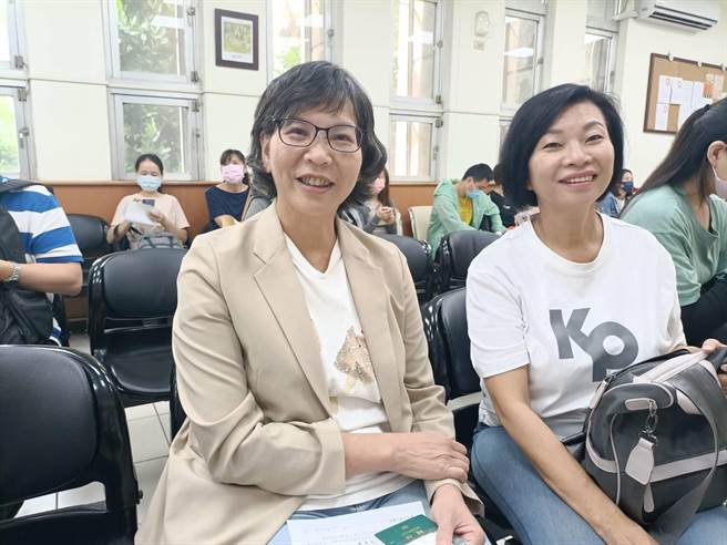 台中市立委第1选区民眾党参选人蔡壁如，19日一早现身在外交部中部办事处办理护照换发。（民眾提供／陈淑娥台中传真）