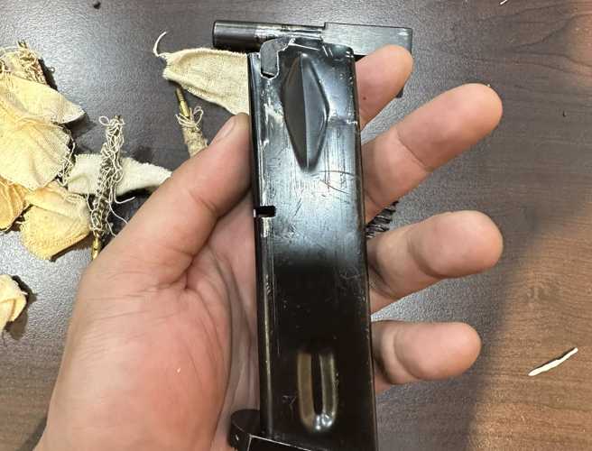 狗都捡到枪！苗栗黑狗叼「LV束口袋」回家，主人一开傻了:是枪。(翻摄周训宇脸书)