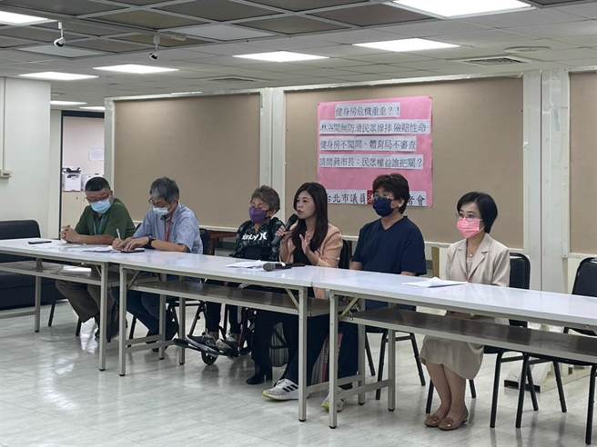 民眾於健身房淋浴間沖澡時，盥洗時滑倒受傷，導致腰椎粉碎性骨折，髖關節斷裂，目前生活無法自理。民進黨議員洪婉臻要求，體育局應將設立登記在北市的健身房淋浴間，相關防滑設施、地磚防滑係數列入規範，並列為實質審查項目。（劉彥宜攝）