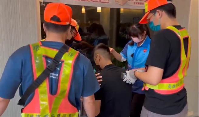 警方联手变装成超商店员及清洁工，趁林姓车手取款时当场人赃俱获，讯后依诈欺、洗钱防制法等罪嫌，将林男移送侦办。（警方提供／林雅惠高雄传真）