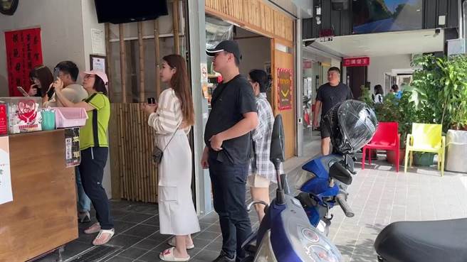 台東知名榕樹下米苔目今天重新開店。（蔡旻妤攝）