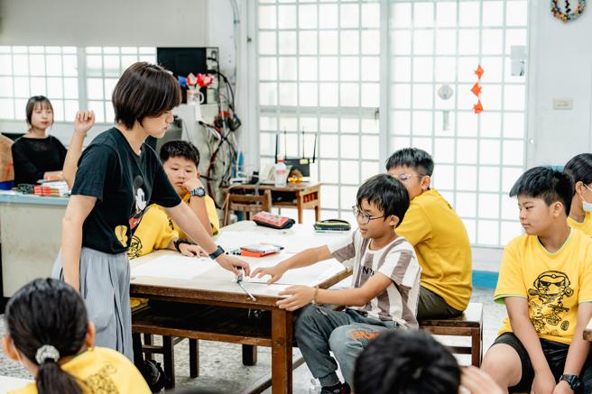 「BINGO设计观察课」以60个生活常见的物品提示学童设计的无所不在，并引导学童思考、设（图片来源：高雄市文化局提供）