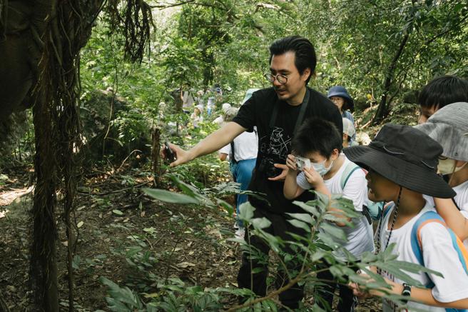 「微距种子博物馆」设计师周雨卫引导孩子们带着好奇心与即可拍相机走进寿山採集山林样貌。（图片来源：高雄市文化局提供）