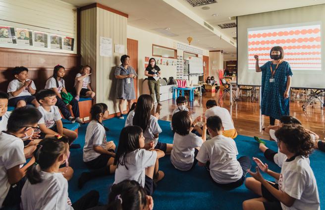 「声音形状美术课」由艺术家陈姝里、蔡佳晔及设计师方序中规划，带领孩童观察生活中包罗万象的声音。（图片来源：高雄市文化局提供）