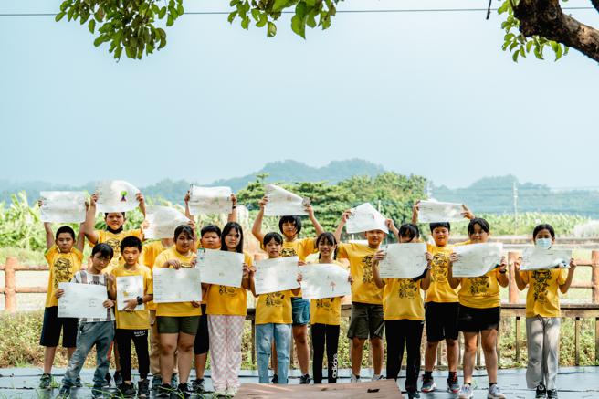 「BINGO设计观察课」以60个生活常见的物品提示学童设计的无所不在，并引导学童思考、设计生活物件。（图片来源：高雄市文化局提供）
