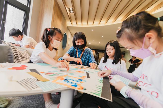 「声音形状美术课」艺术家陈姝里引导学童运用几何图形拼出声音的模样。（图片来源：高雄市文化局提供）