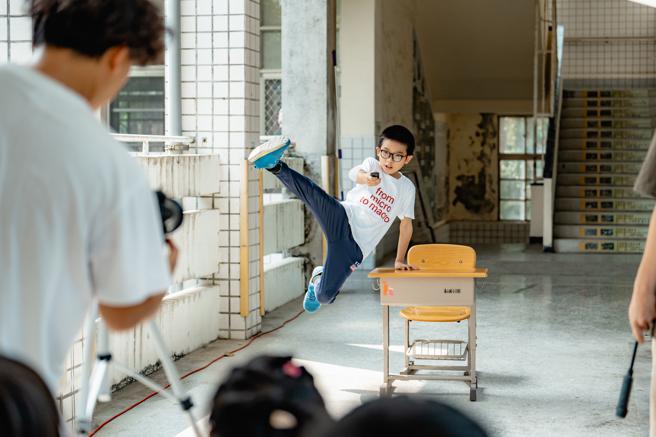 摄影师叮咚带领小学生自己为自己拍摄肖像，孩子们飞踢跑跳样样都来（图片来源：高雄市文化局提供）