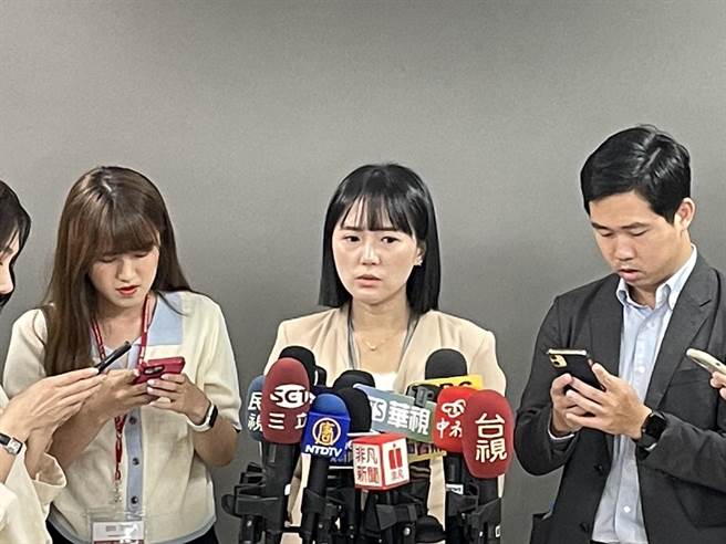 「蓝白合」协商卡关，侯办昨日重申蓝白合有「折衷方案」。对此，柯办发言人吴怡萱表示，国民党好像不是折衷，而是讨价还价。（蔡雯如摄）