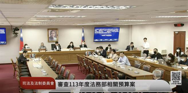 立院19日上午召開司法及法制委員會，國民黨團總召曾銘宗（中排座位藍衣者）在審查法務部預算時，提出綠媒獨家報導「Lin bay好油」自導自演遭恐嚇案的最新進度，質疑法務部放消息，介入朝野紛爭。（摘自國會頻道YouTube）